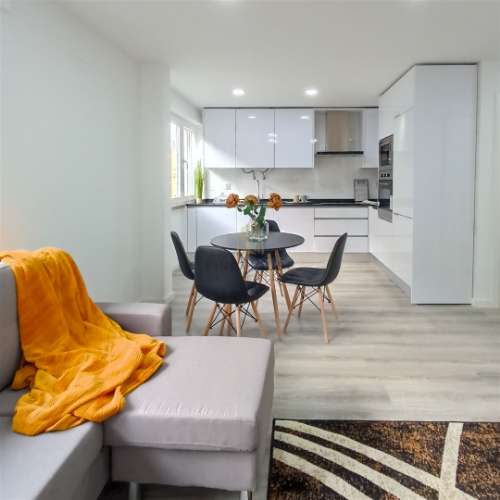 Apartamento T3 Remodelado com Logradouro em Benfica | Lisboa