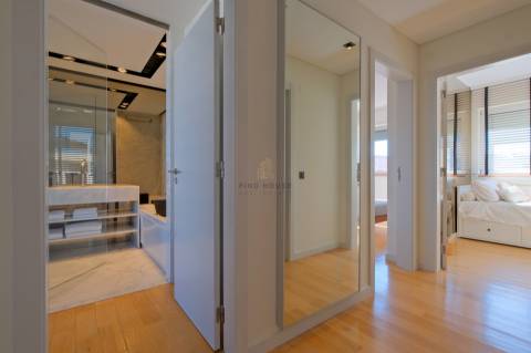 Penthouse T3 com terraço e 3 lugares de garagem na Alameda dos Oceanos, Parque das Nações