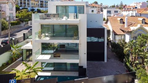 Apartamento T4+1 Triplex com piscina e jardim privativos e vista mar no Monte Estoril