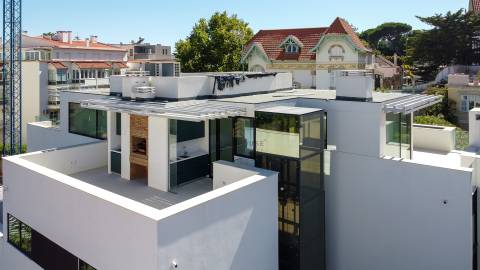 Apartamento T4+1 Triplex com piscina e jardim privativos e vista mar no Monte Estoril