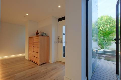 Apartamento T4+1 Triplex com piscina e jardim privativos e vista mar no Monte Estoril