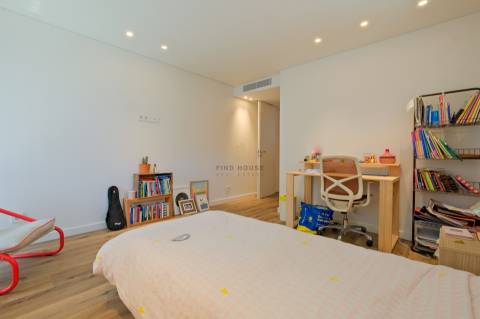 Apartamento T4+1 Triplex com piscina e jardim privativos e vista mar no Monte Estoril