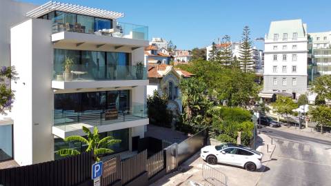 Apartamento T4+1 Triplex com piscina e jardim privativos e vista mar no Monte Estoril
