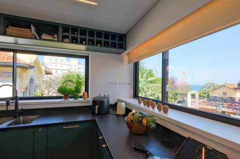 Apartamento T4+1 Triplex com piscina e jardim privativos e vista mar no Monte Estoril