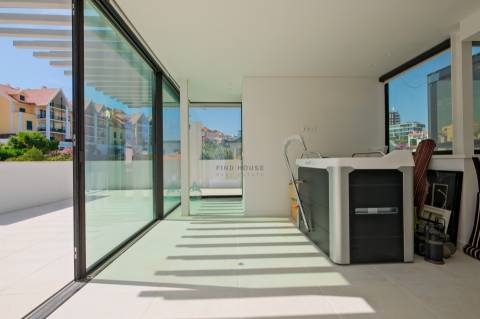 Apartamento T4+1 Triplex com piscina e jardim privativos e vista mar no Monte Estoril