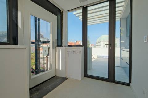 Apartamento T4+1 Triplex com piscina e jardim privativos e vista mar no Monte Estoril