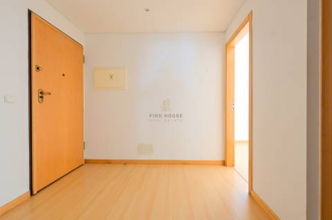 Vende-se T1 com garagem no Parque de São Domingos, em São Domingos de Rana