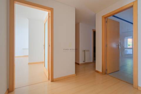 Vende-se T1 com garagem no Parque de São Domingos, em São Domingos de Rana