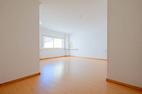 Vende-se T1 com garagem no Parque de São Domingos, em São Domingos de Rana