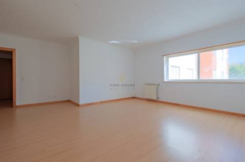 Vende-se T1 com garagem no Parque de São Domingos, em São Domingos de Rana