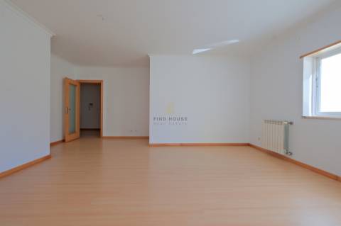 Vende-se T1 com garagem no Parque de São Domingos, em São Domingos de Rana