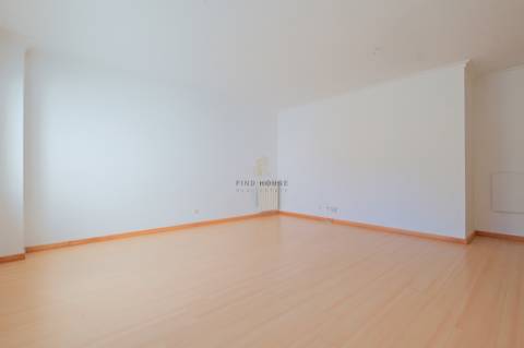 Vende-se T1 com garagem no Parque de São Domingos, em São Domingos de Rana