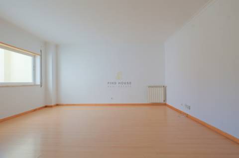 Vende-se T1 com garagem no Parque de São Domingos, em São Domingos de Rana