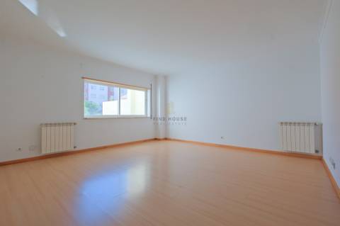 Vende-se T1 com garagem no Parque de São Domingos, em São Domingos de Rana