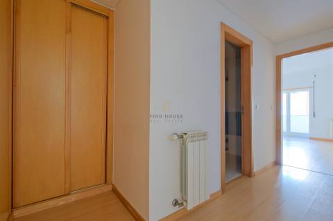 Vende-se T1 com garagem no Parque de São Domingos, em São Domingos de Rana