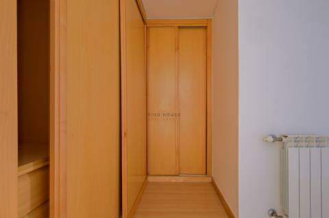 Vende-se T1 com garagem no Parque de São Domingos, em São Domingos de Rana