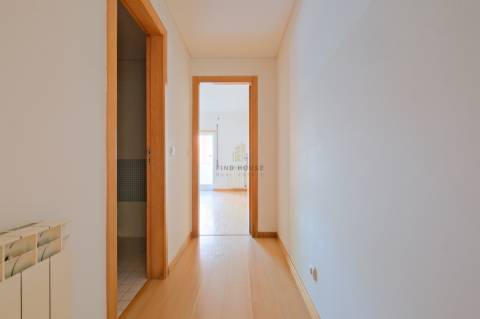 Vende-se T1 com garagem no Parque de São Domingos, em São Domingos de Rana