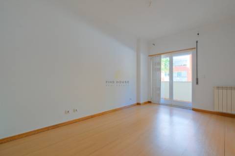 Vende-se T1 com garagem no Parque de São Domingos, em São Domingos de Rana