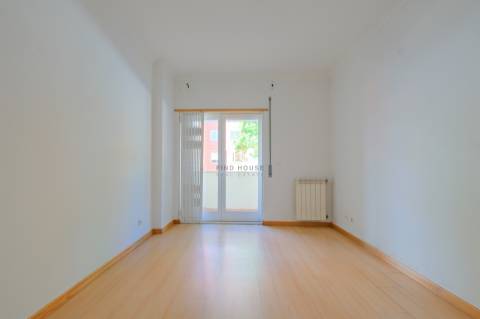 Vende-se T1 com garagem no Parque de São Domingos, em São Domingos de Rana