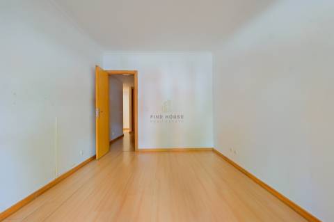 Vende-se T1 com garagem no Parque de São Domingos, em São Domingos de Rana