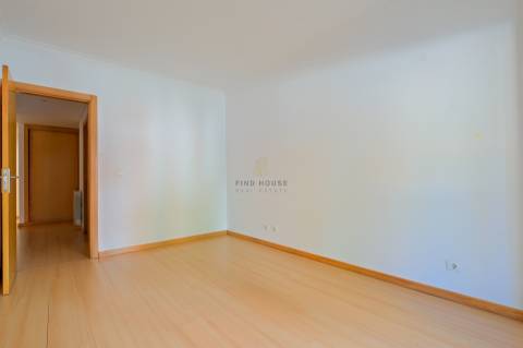 Vende-se T1 com garagem no Parque de São Domingos, em São Domingos de Rana