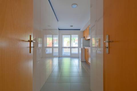 Vende-se T1 com garagem no Parque de São Domingos, em São Domingos de Rana