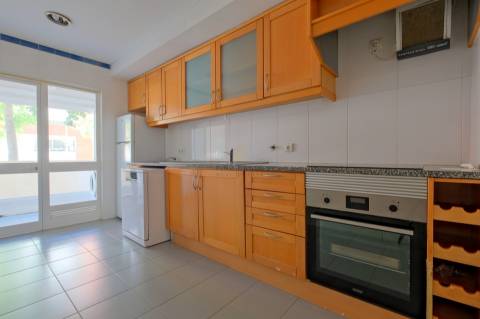 Vende-se T1 com garagem no Parque de São Domingos, em São Domingos de Rana