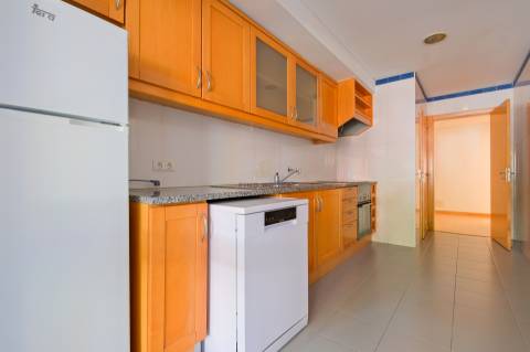 Vende-se T1 com garagem no Parque de São Domingos, em São Domingos de Rana