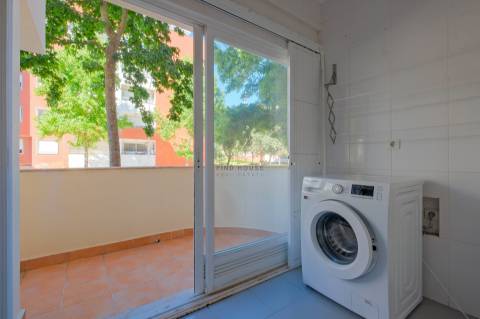 Vende-se T1 com garagem no Parque de São Domingos, em São Domingos de Rana