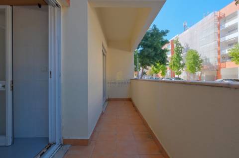 Vende-se T1 com garagem no Parque de São Domingos, em São Domingos de Rana