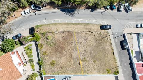 Lote de Terreno com 300m2 para construção de moradia isolada em Alcabideche