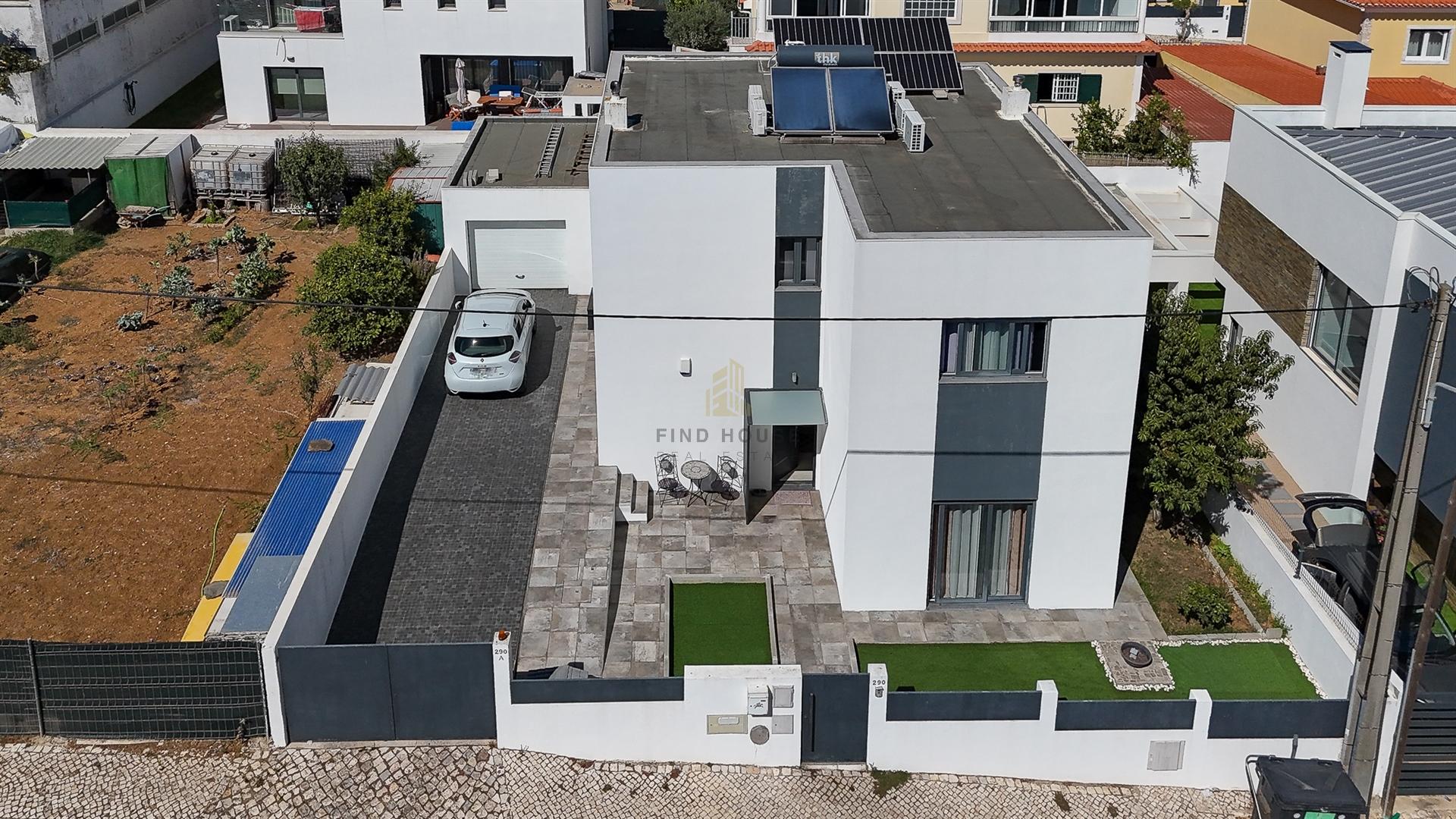Vende-se Moradia V4 isolada com garagem box em Polima, São Domingos de Rana