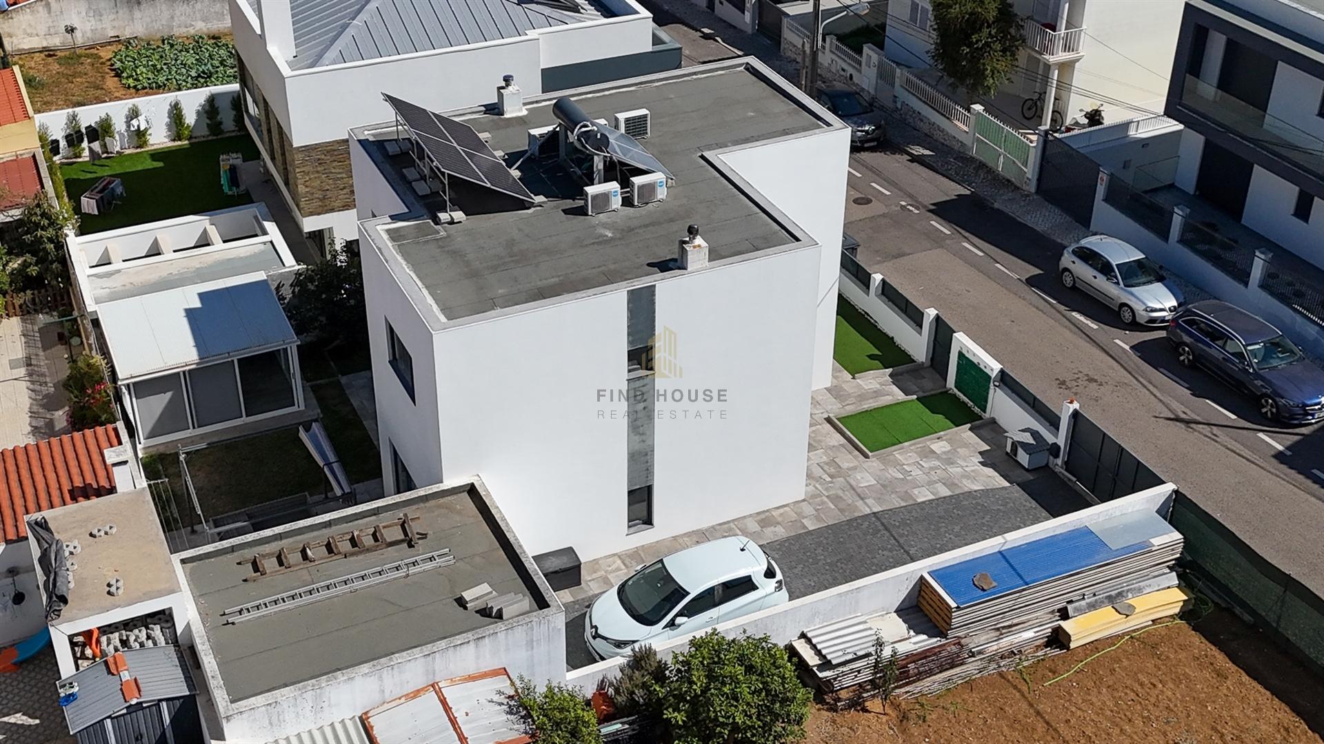 Vende-se Moradia V4 isolada com garagem box em Polima, São Domingos de Rana