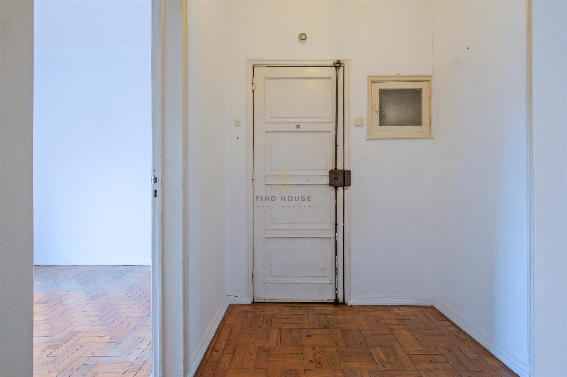 Apartamento T2 para remodelar no centro de Paço de Arcos