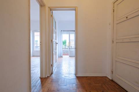 Apartamento T2 para remodelar no centro de Paço de Arcos