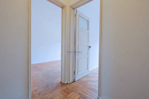 Apartamento T2 para remodelar no centro de Paço de Arcos