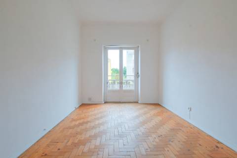 Apartamento T2 para remodelar no centro de Paço de Arcos