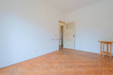 Apartamento T2 para remodelar no centro de Paço de Arcos