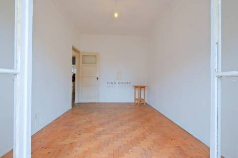 Apartamento T2 para remodelar no centro de Paço de Arcos