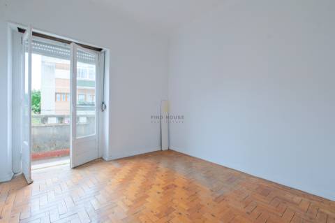 Apartamento T2 para remodelar no centro de Paço de Arcos