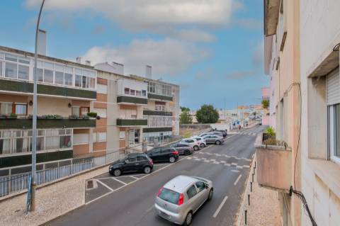 Apartamento T2 para remodelar no centro de Paço de Arcos