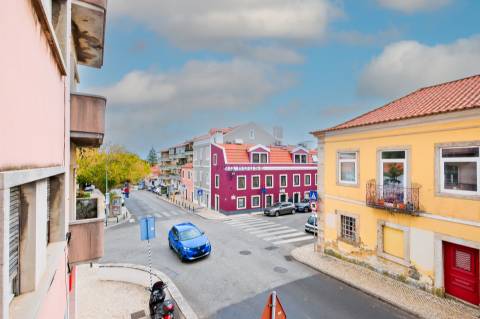 Apartamento T2 para remodelar no centro de Paço de Arcos