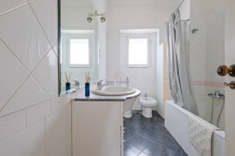 Apartamento T2 para remodelar no centro de Paço de Arcos