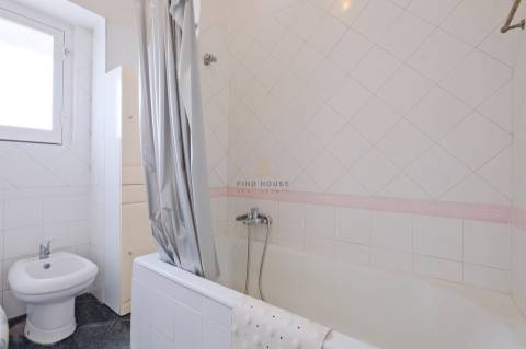 Apartamento T2 para remodelar no centro de Paço de Arcos