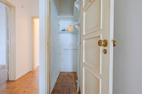 Apartamento T2 para remodelar no centro de Paço de Arcos