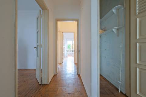 Apartamento T2 para remodelar no centro de Paço de Arcos