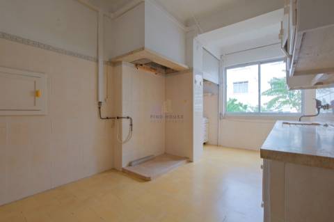 Apartamento T2 para remodelar no centro de Paço de Arcos