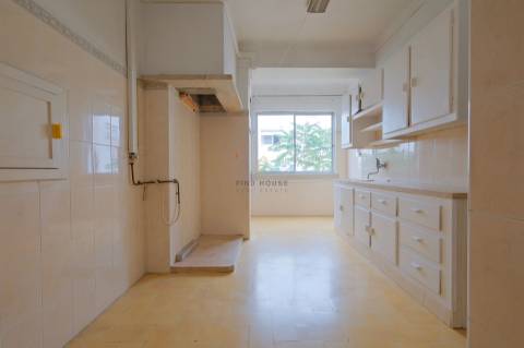 Apartamento T2 para remodelar no centro de Paço de Arcos