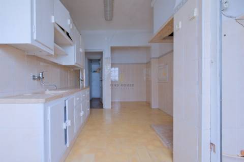 Apartamento T2 para remodelar no centro de Paço de Arcos