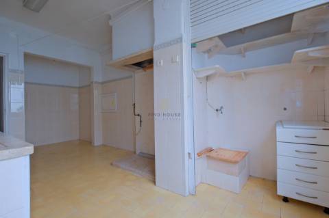Apartamento T2 para remodelar no centro de Paço de Arcos